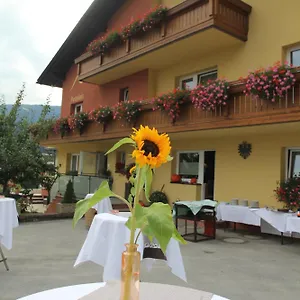 Bed & Breakfast Cafe-pension Margret, Zirl